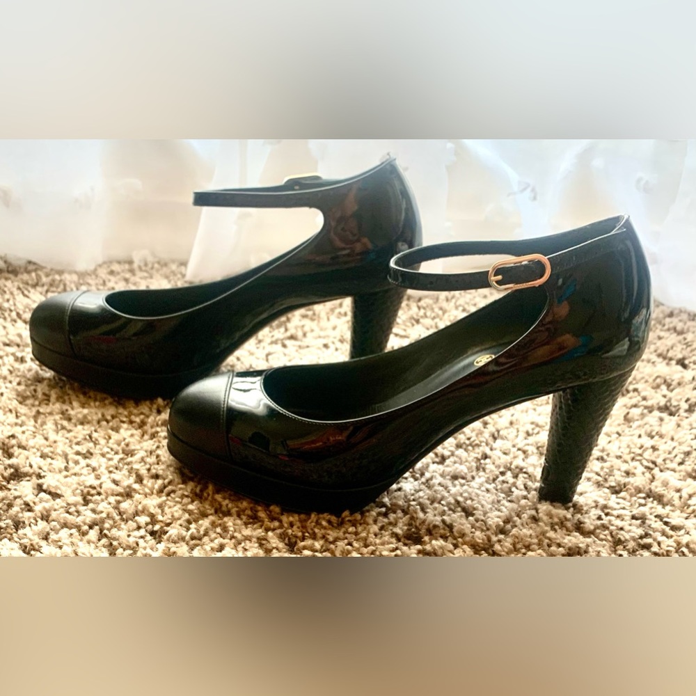 CHANEL Black Patent Mary Jane Pump with Scalloped Heel - Picture 11 of 16